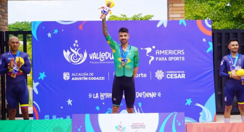 Lauro Chaman no pódio da prova de contrarrelógio individual. (Foto: Divulgação/https://parasuramericanos2026.com)