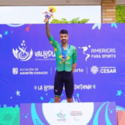 Lauro Chaman no pódio da prova de contrarrelógio individual. (Foto: Divulgação/https://parasuramericanos2026.com)